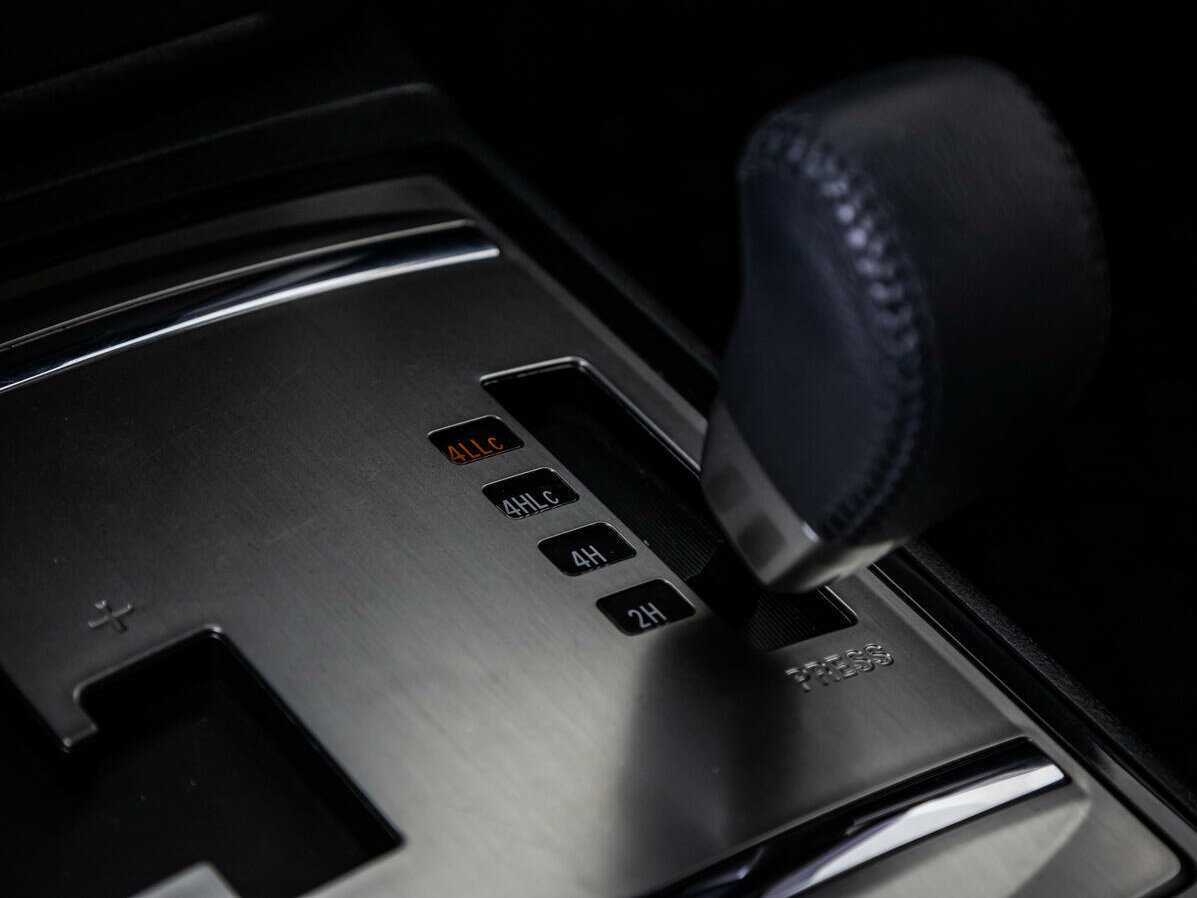 Mitsubishi Pajero, 2017 Фото №15